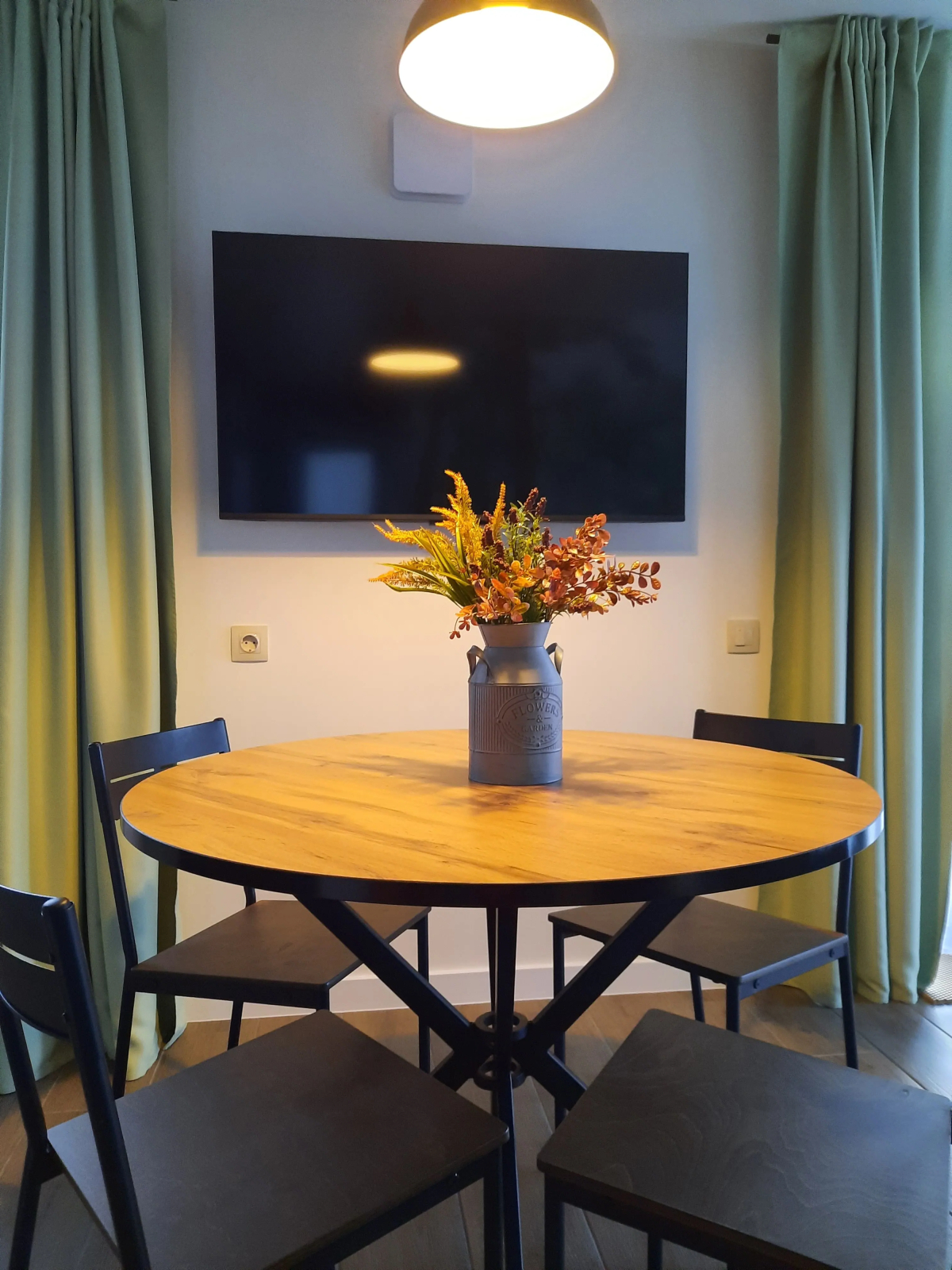 Частный дом у леса