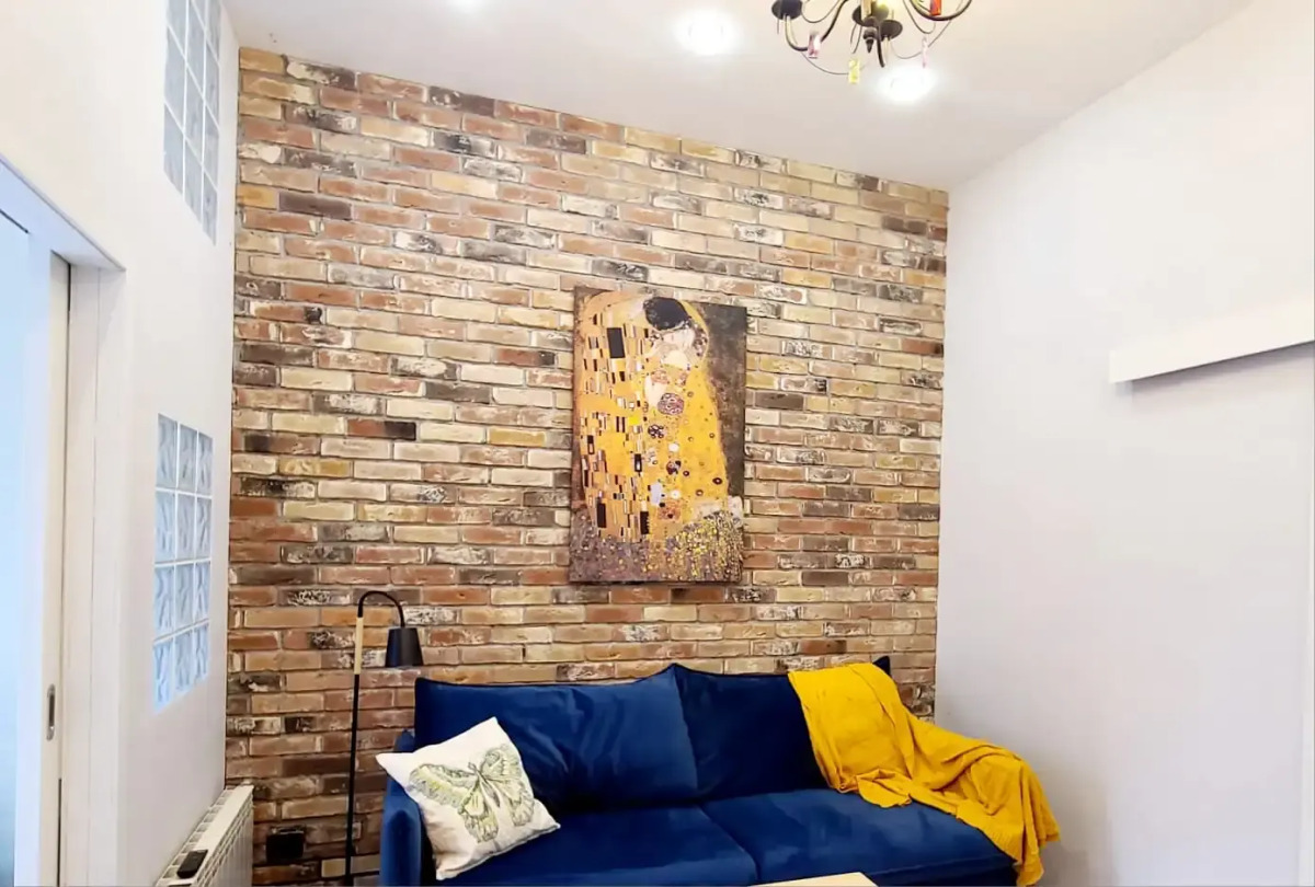 Апартаменты на Большом 13 Два Окна в Спальне