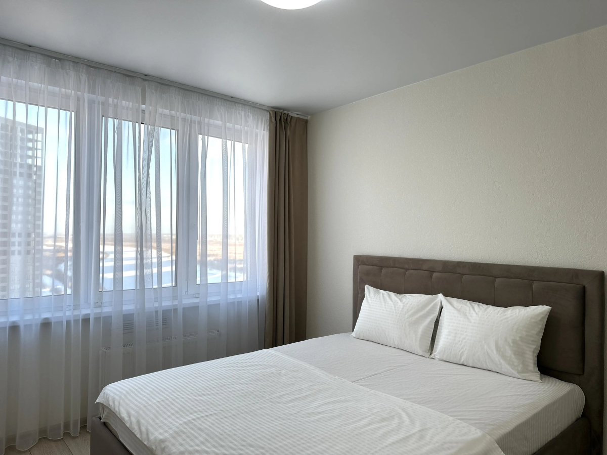 Апартаменты Элитные на берегу реки Тура с видом на Мост Влюбленных