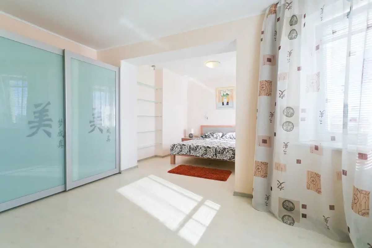 Апартаменты 4-комнатные HomeApart Сторожовская, 8