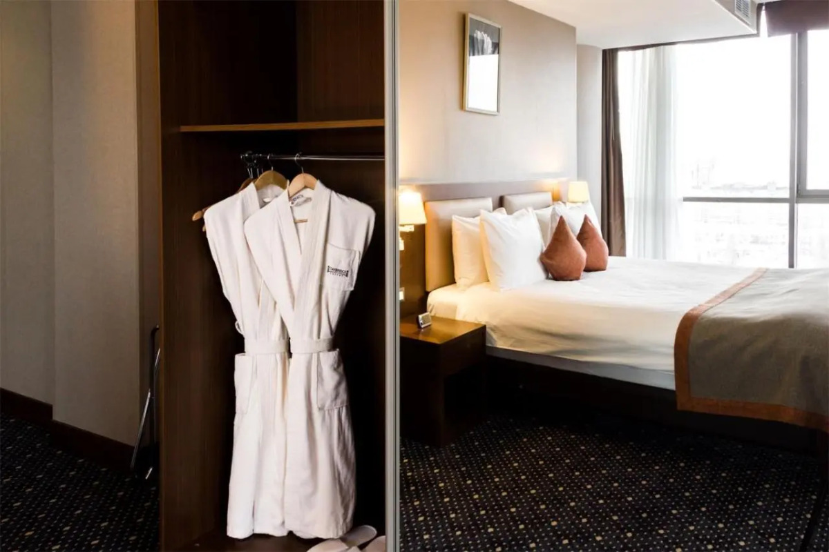 Parkside Hotel & Apartments