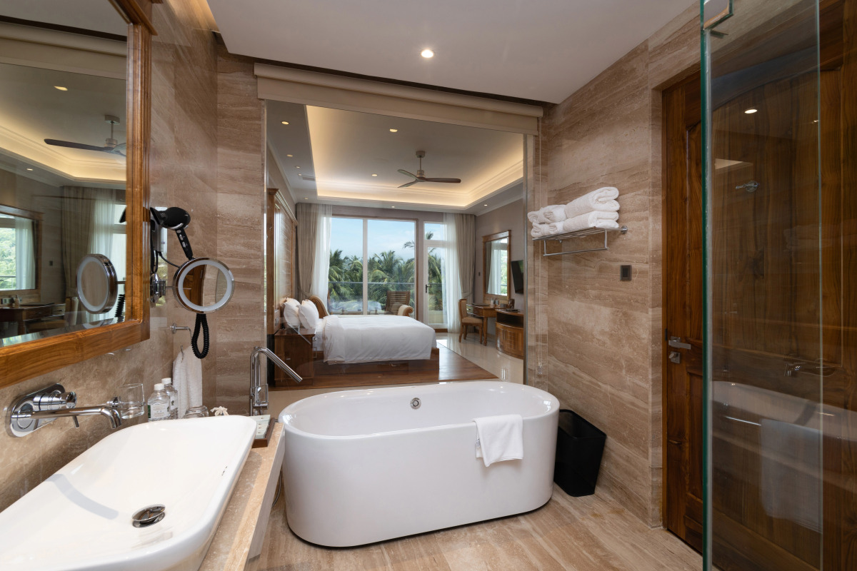 Отель Araliya Beach Resort and Spa