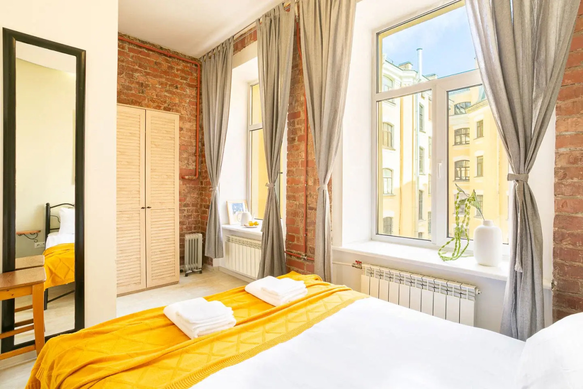 Апартаменты на Большом 13 Два Окна в Спальне