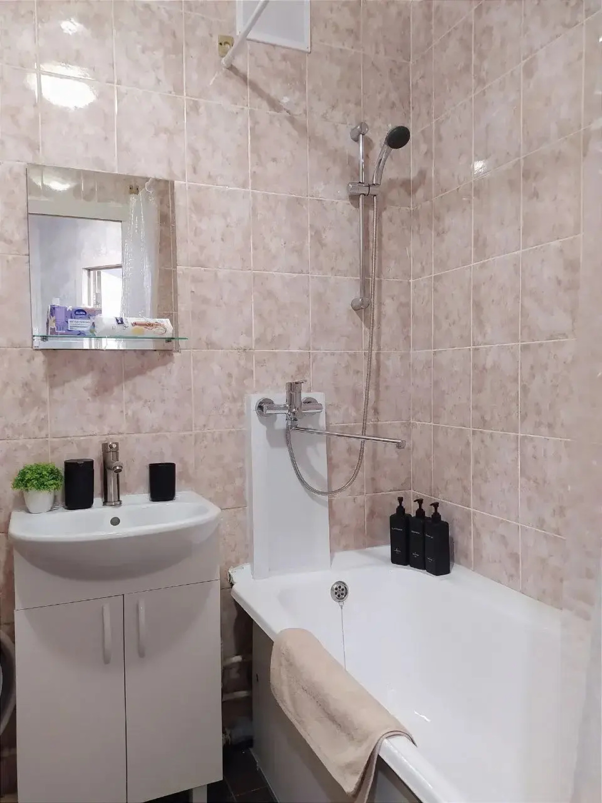 Квартира Просторная однокомнатная на ул. Ньютона