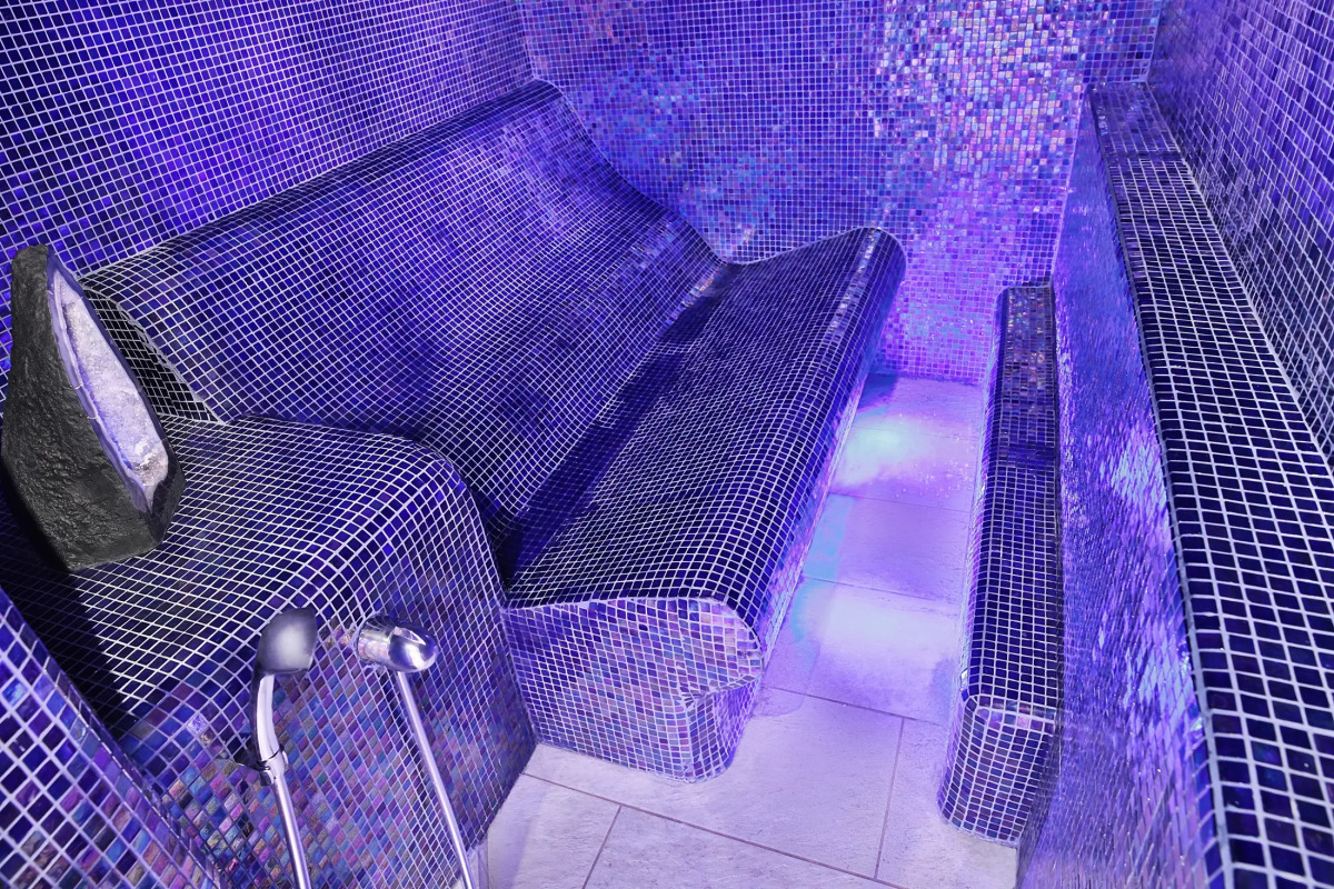 Resort Retro Riverside Wellness