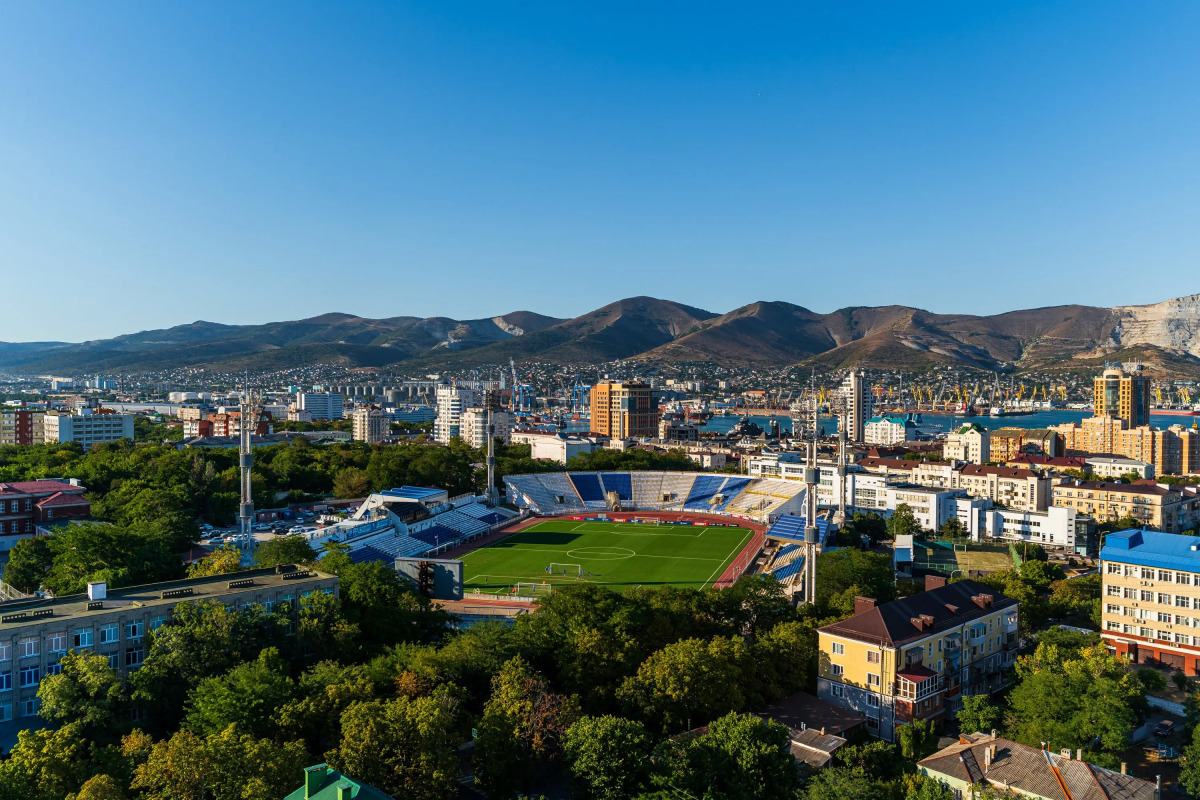 Апартаменты трехкомнатные с панорамным видом на город и море в центре Новороссийска от LetoApart