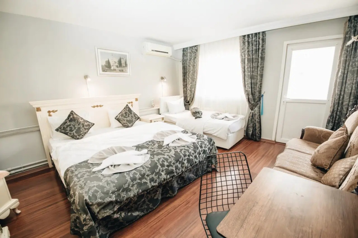 Отель Safran Suites