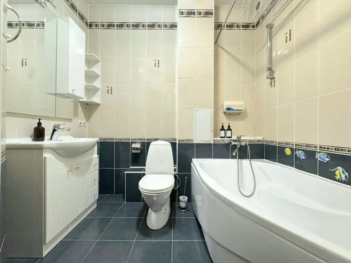 Квартира Трехкомнатная с Балконом и Кондиционером в Центре на Весенней