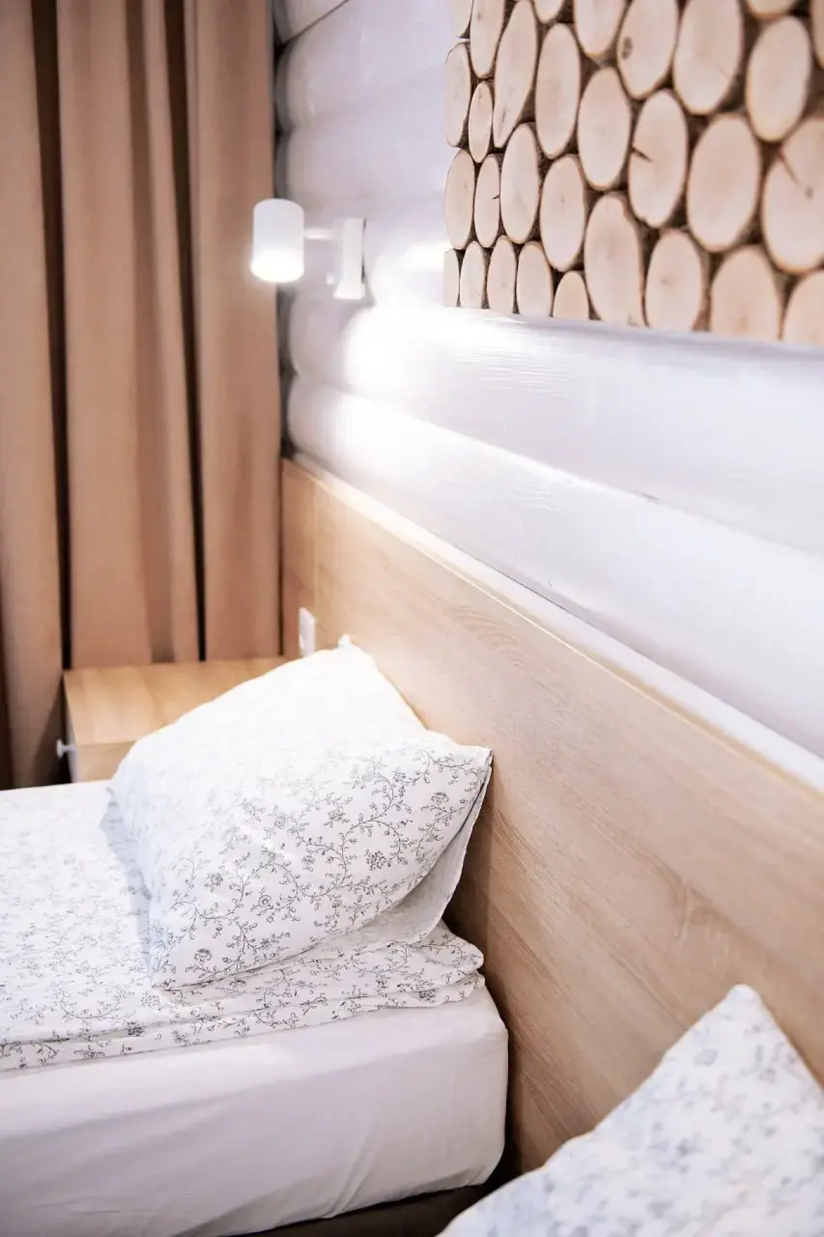 Частный дом у реки