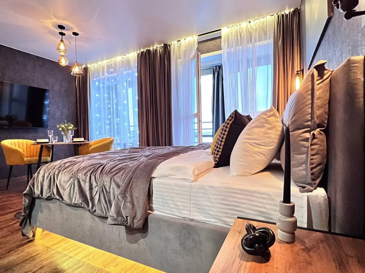 Апартаменты УHИKAЛЬНAЯ СTУДИЯ С МИНИ-БАСCЕЙHОМ НA ДВOИХ!