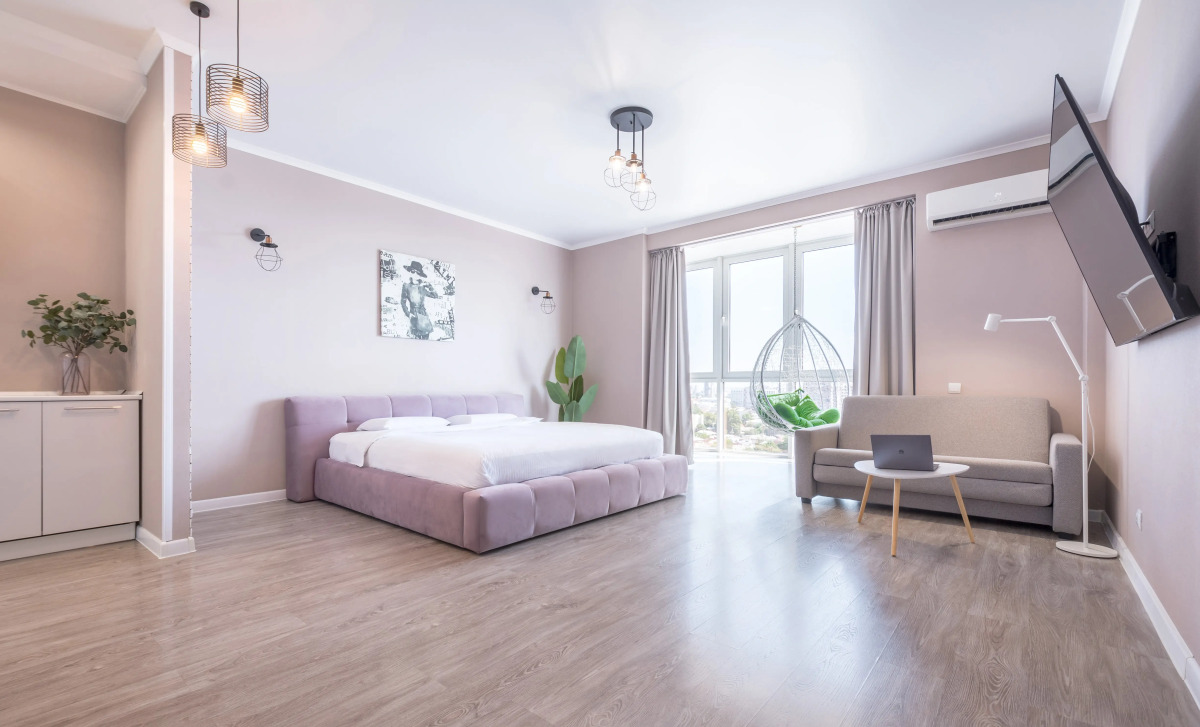 Апартаменты с панорамным видом на город, с большим телевизором (65 дюймов) и Алисой. Встречайте рассветы!