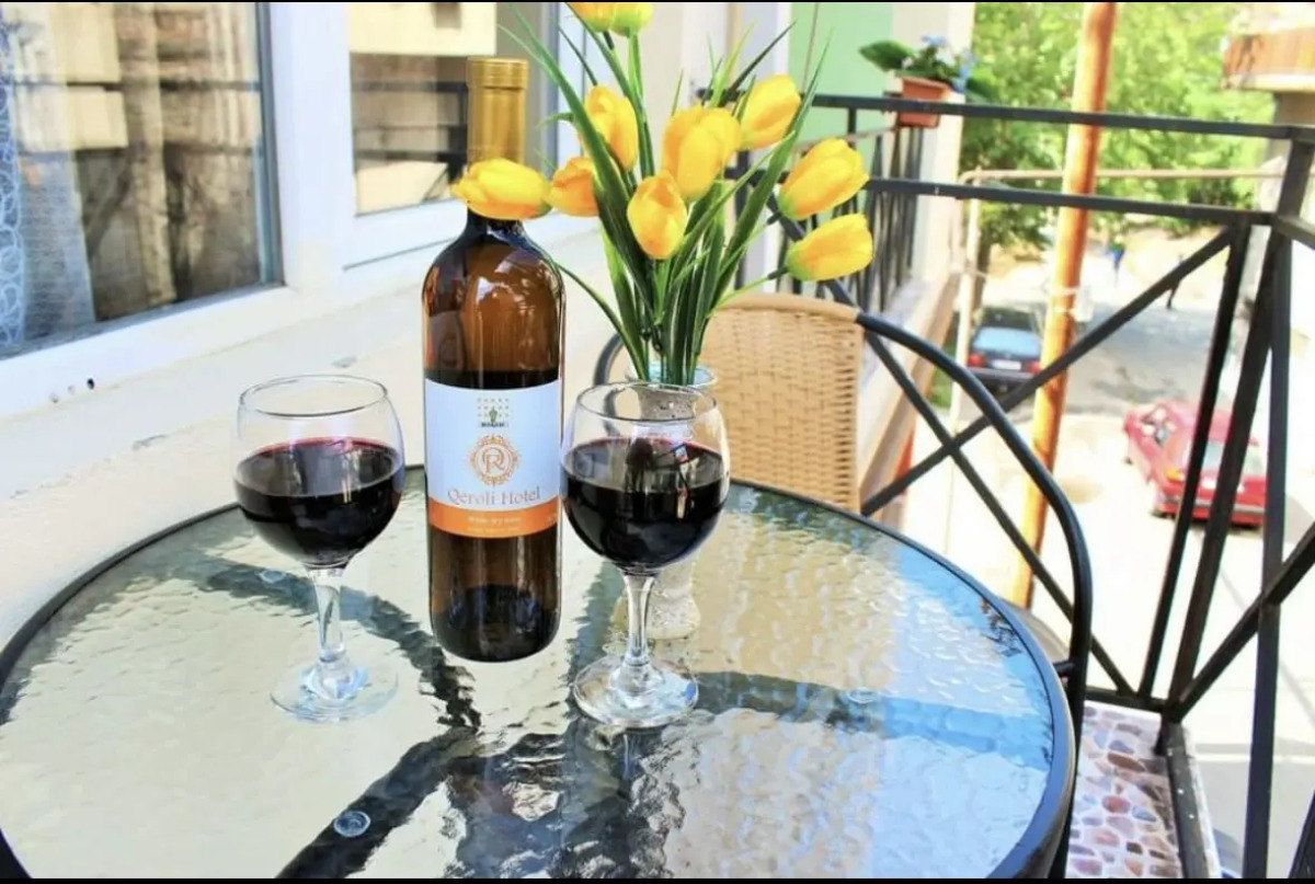 Отель Qeroli old town