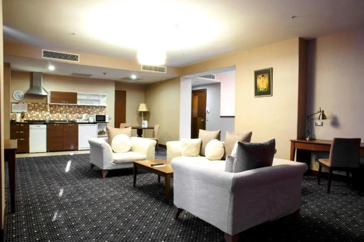 Parkside Hotel & Apartments