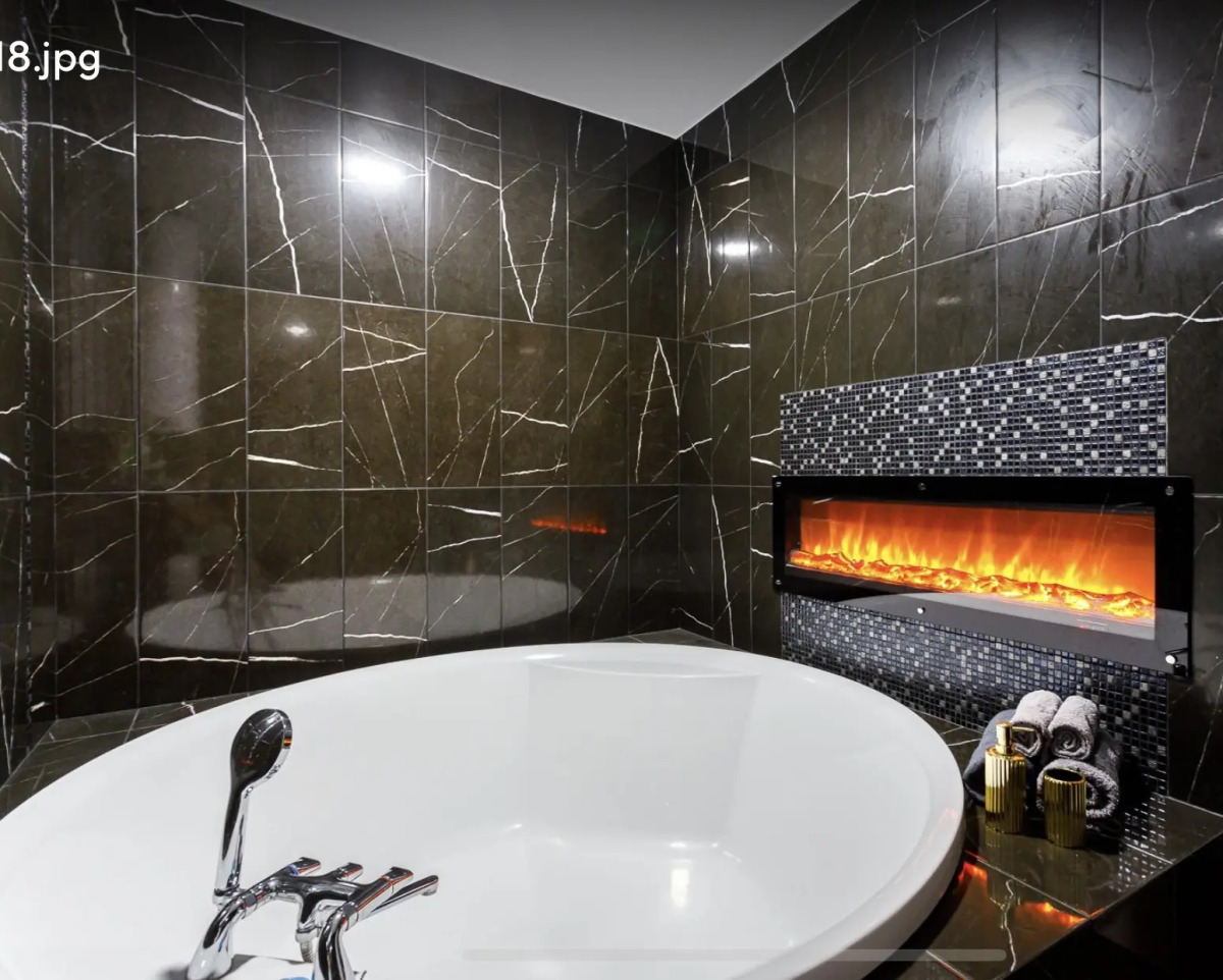 Квартира Студия с большой круглой ванной и камином