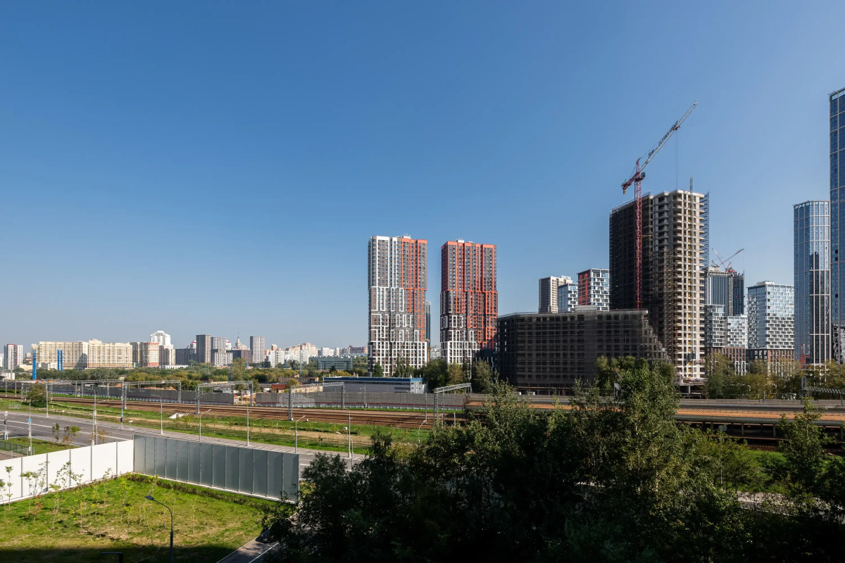 Квартира С Подиумом и выдвижной кроватью дизайнерская