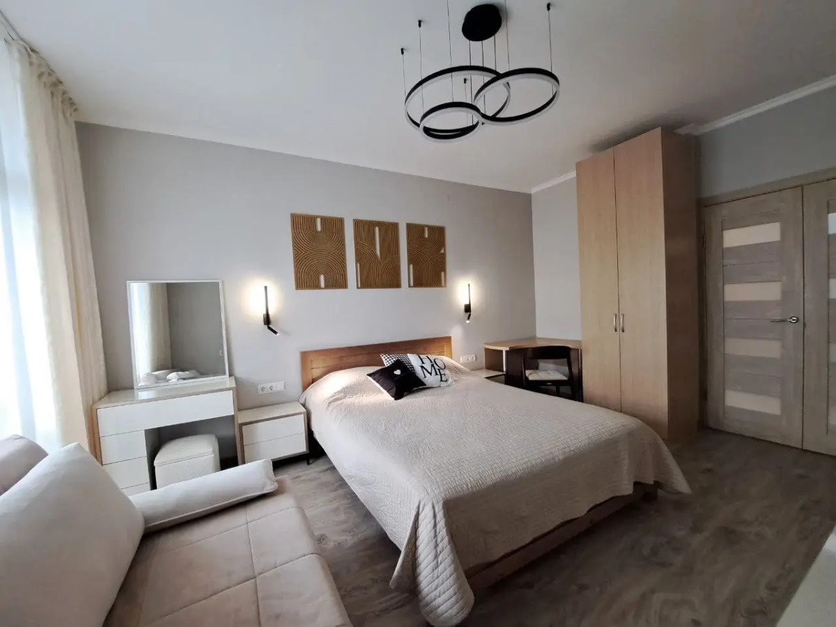 Жилое помещение 2-к квартира у метро Молодежная с яркими закатами