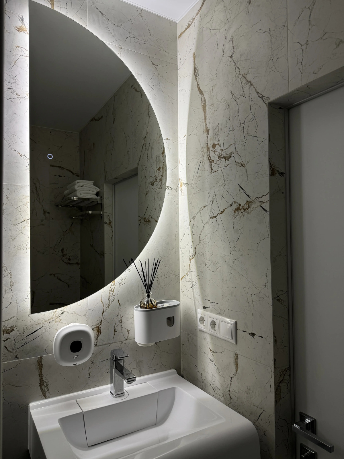 Квартира Стильная у метро Akadem