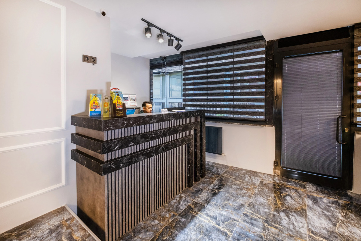 Отель The Queen Hotel