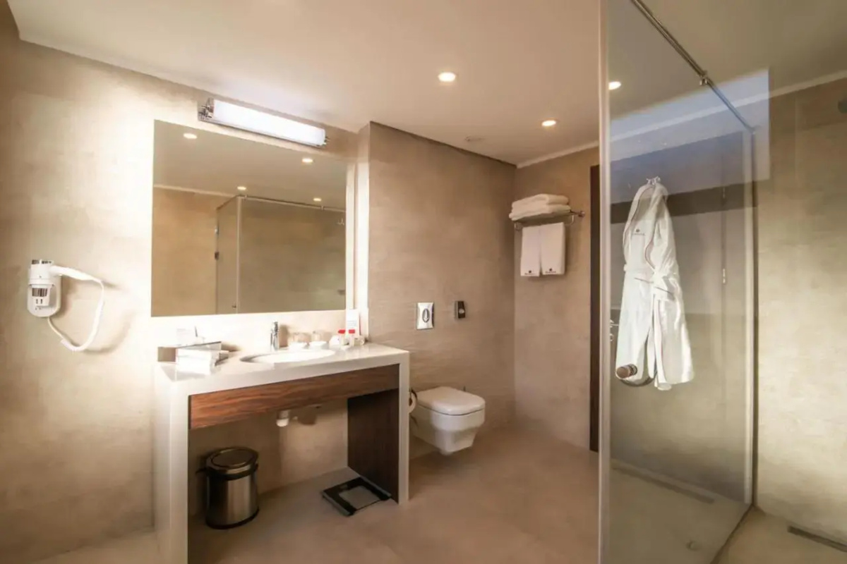 Отель Ramada and Suites by Wyndham Yerevan