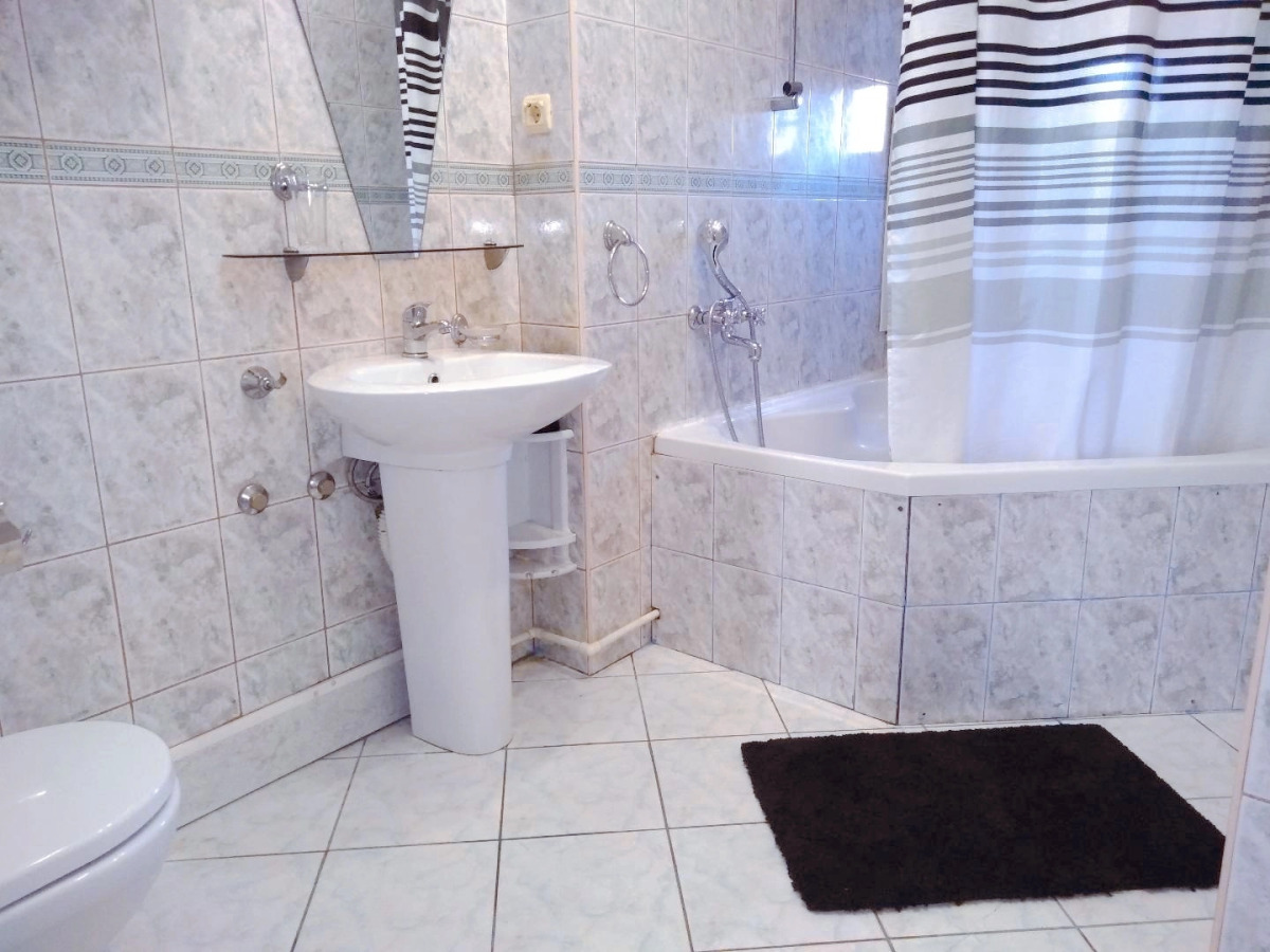 Квартира 3-комн. cталинка с большой ванной рядом с набережной