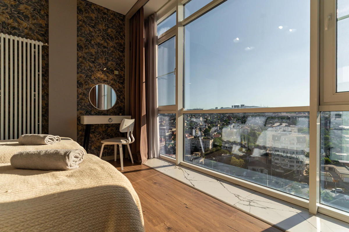 Апартаменты трехкомнатные с панорамным видом на город и море в центре Новороссийска от LetoApart