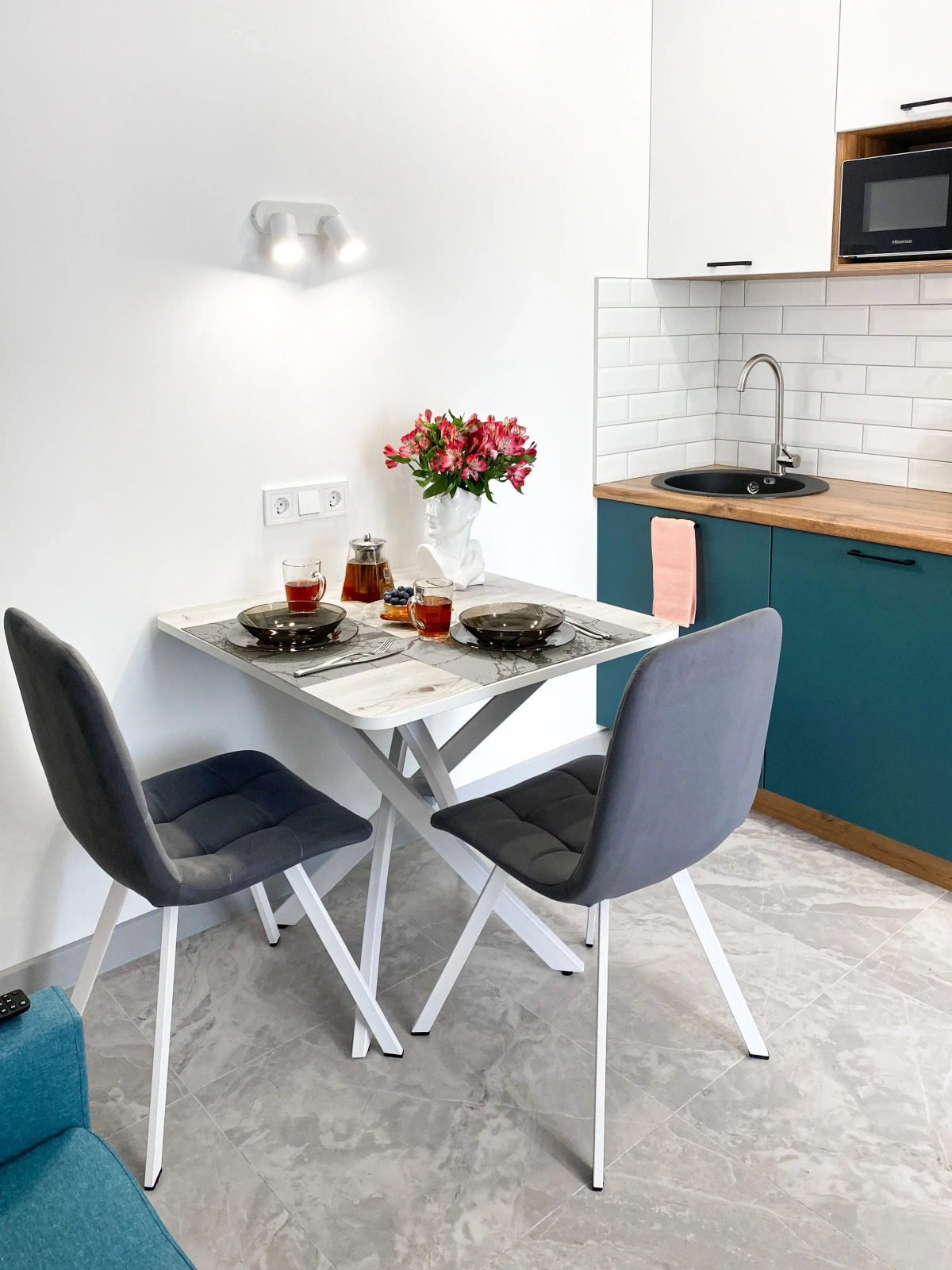 Апартаменты-студия 30 кв.м. с кроватью и балконом, с 3 по 6 этаж