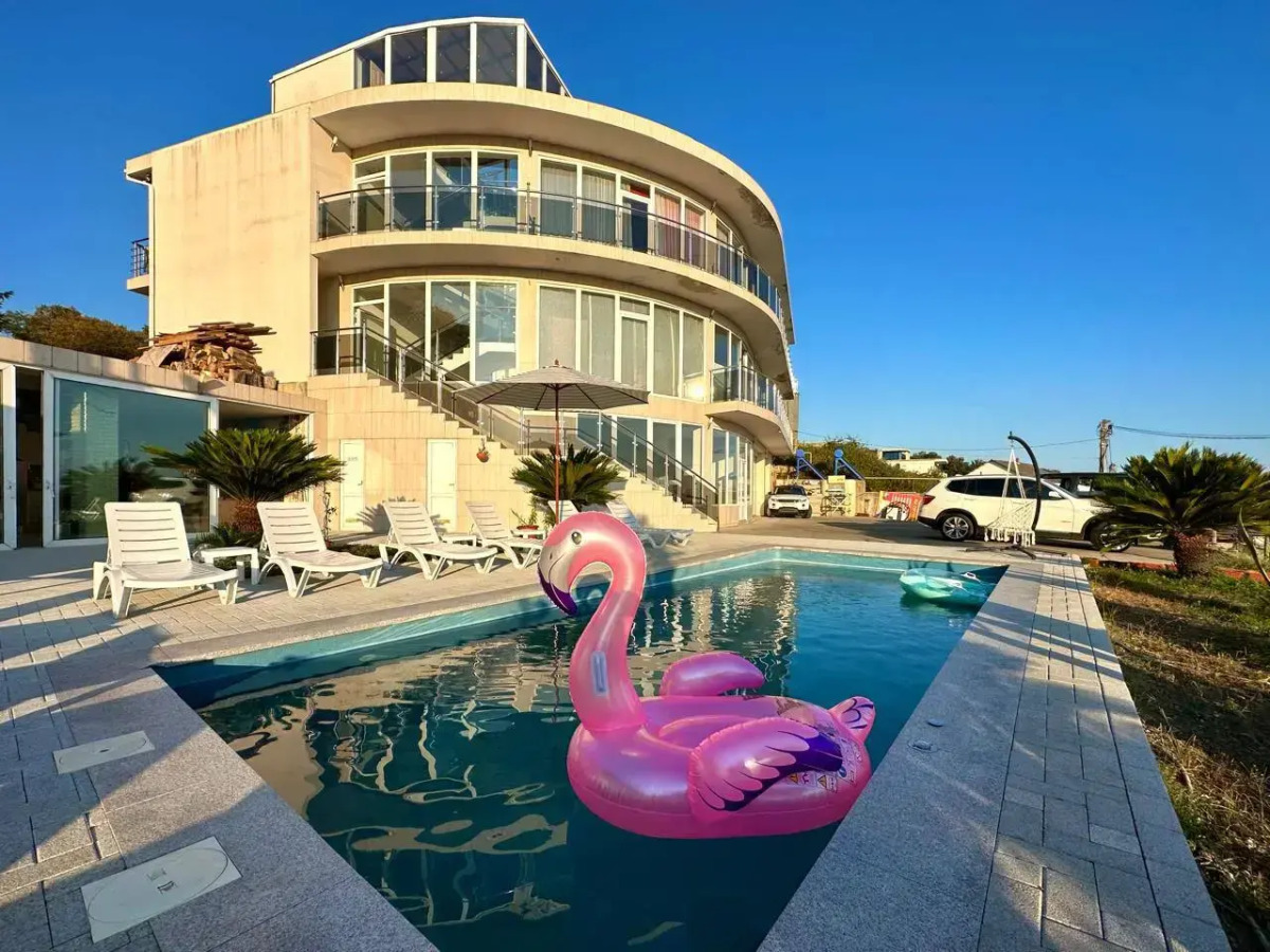 Квартира Сапфир с бассейном и видом на лес