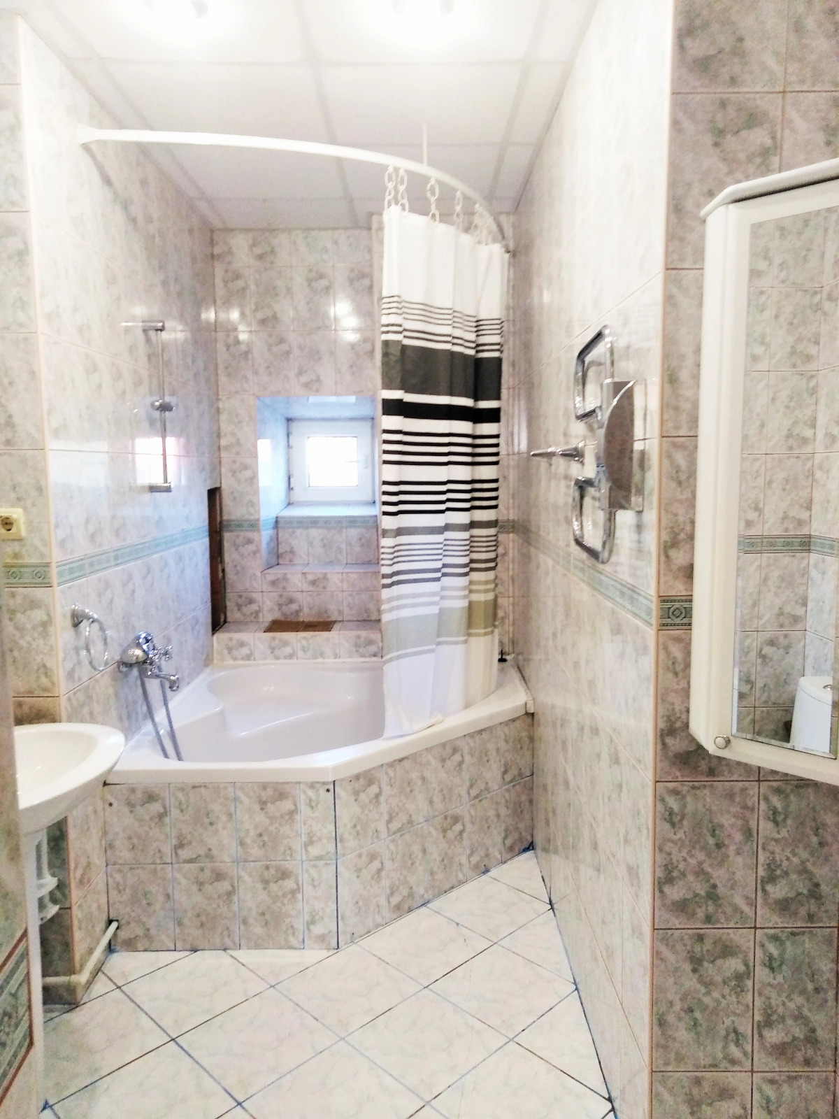 Квартира 3-комн. cталинка с большой ванной рядом с набережной