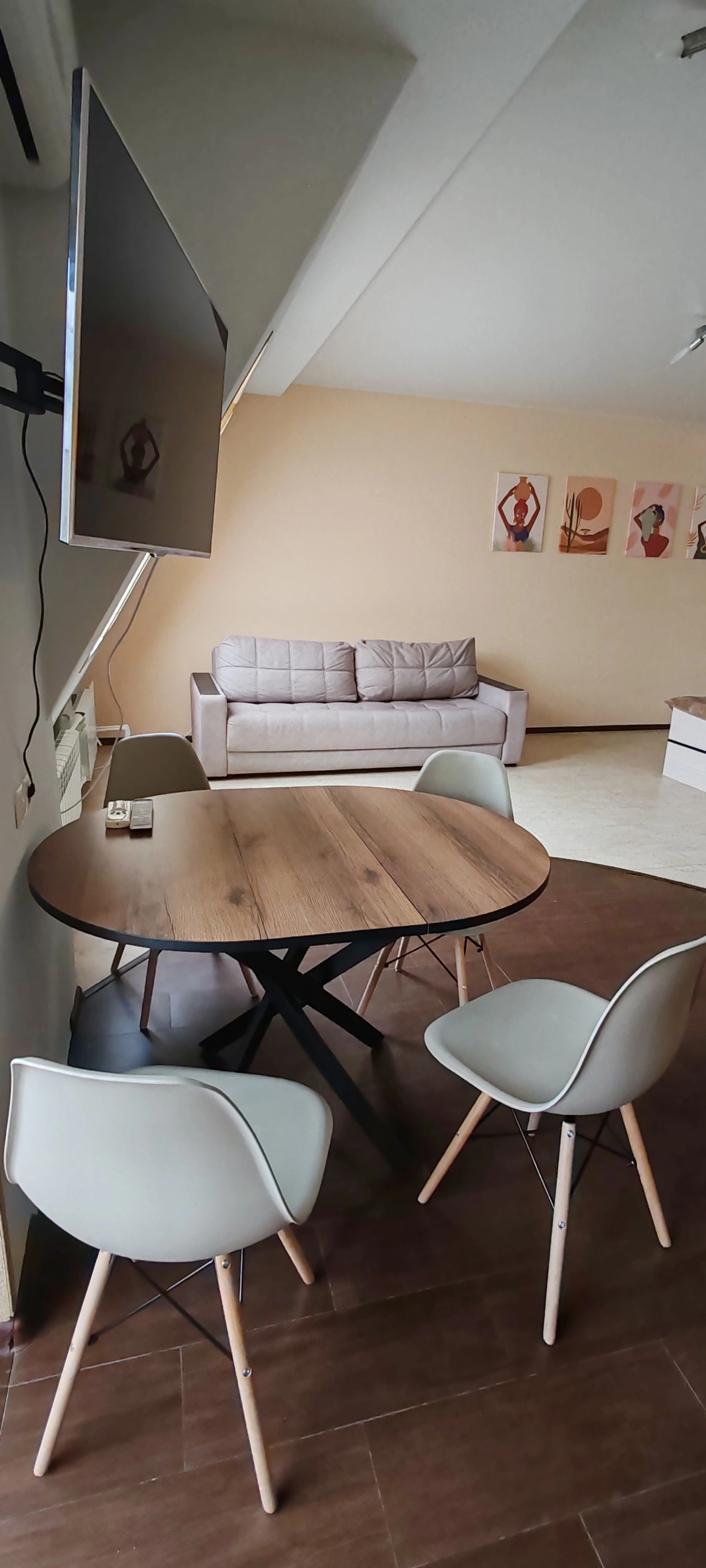 Квартира - студия в центре, есть выход на крышу и бесплатная парковка