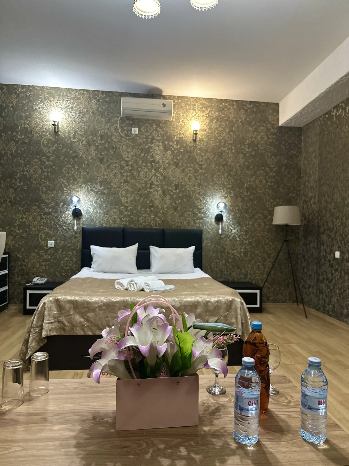 Отель Qeroli old town