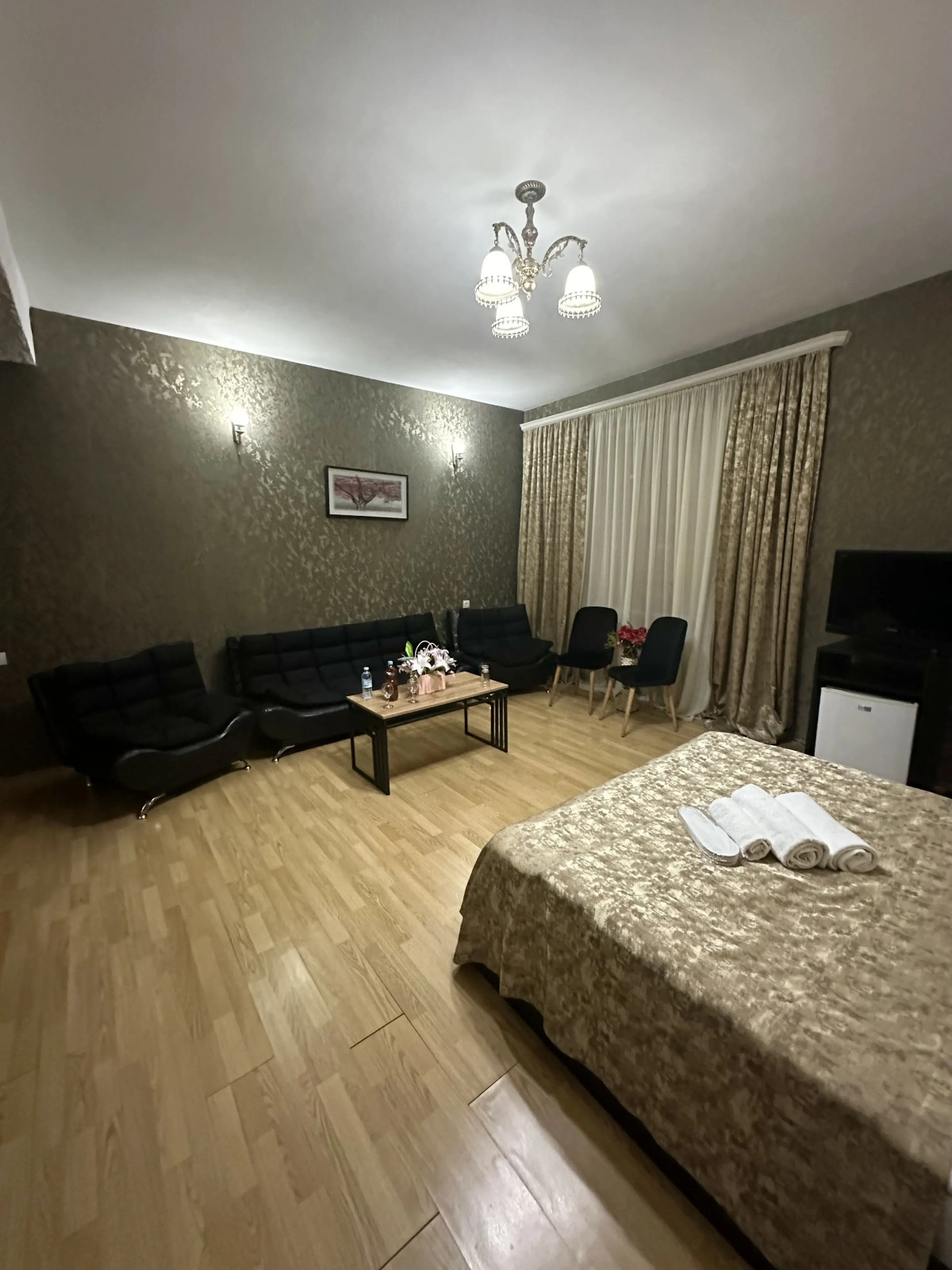 Отель Qeroli old town