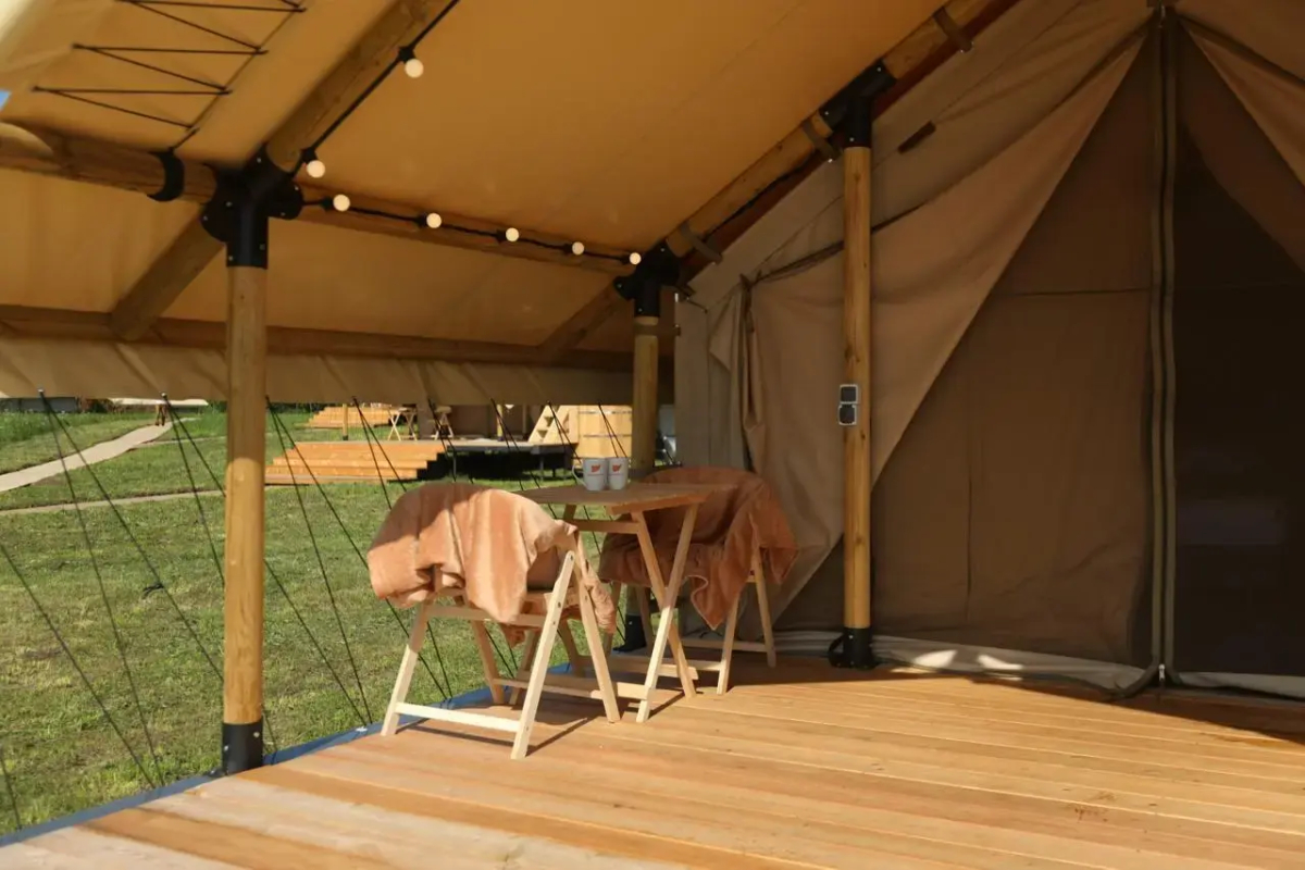 Глэмпинг Носороги