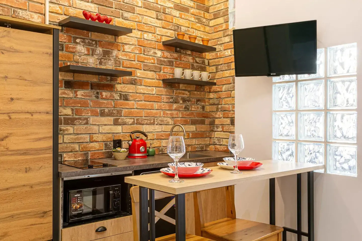 Апартаменты на Большом 13 Два Окна в Спальне