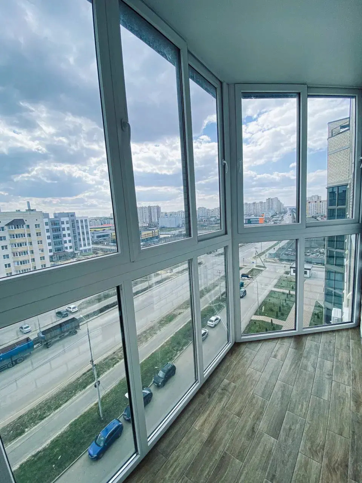 Квартира с Панорамным Балконом и Индивидуальным Отоплением. Тихий Уютный Район с Очень Развитой Инфраструктурой