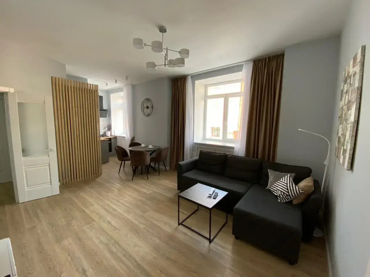 Апартаменты трехкомнатные рядом с набережной