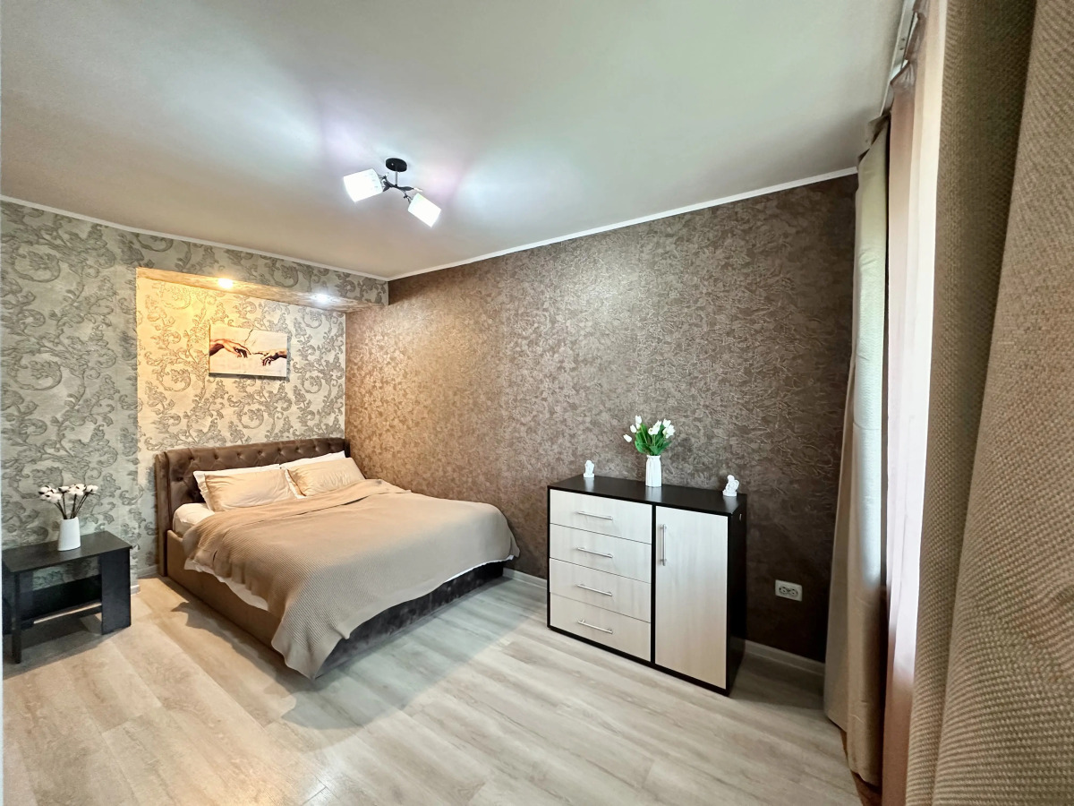 Апартаменты трехкомнатные на Океанском проспекте 140