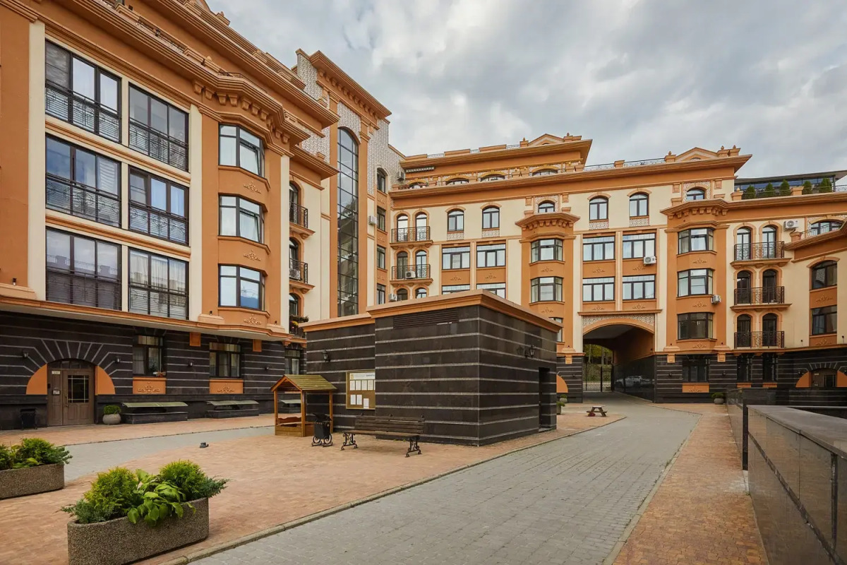 Апартаменты в современном стиле с камином