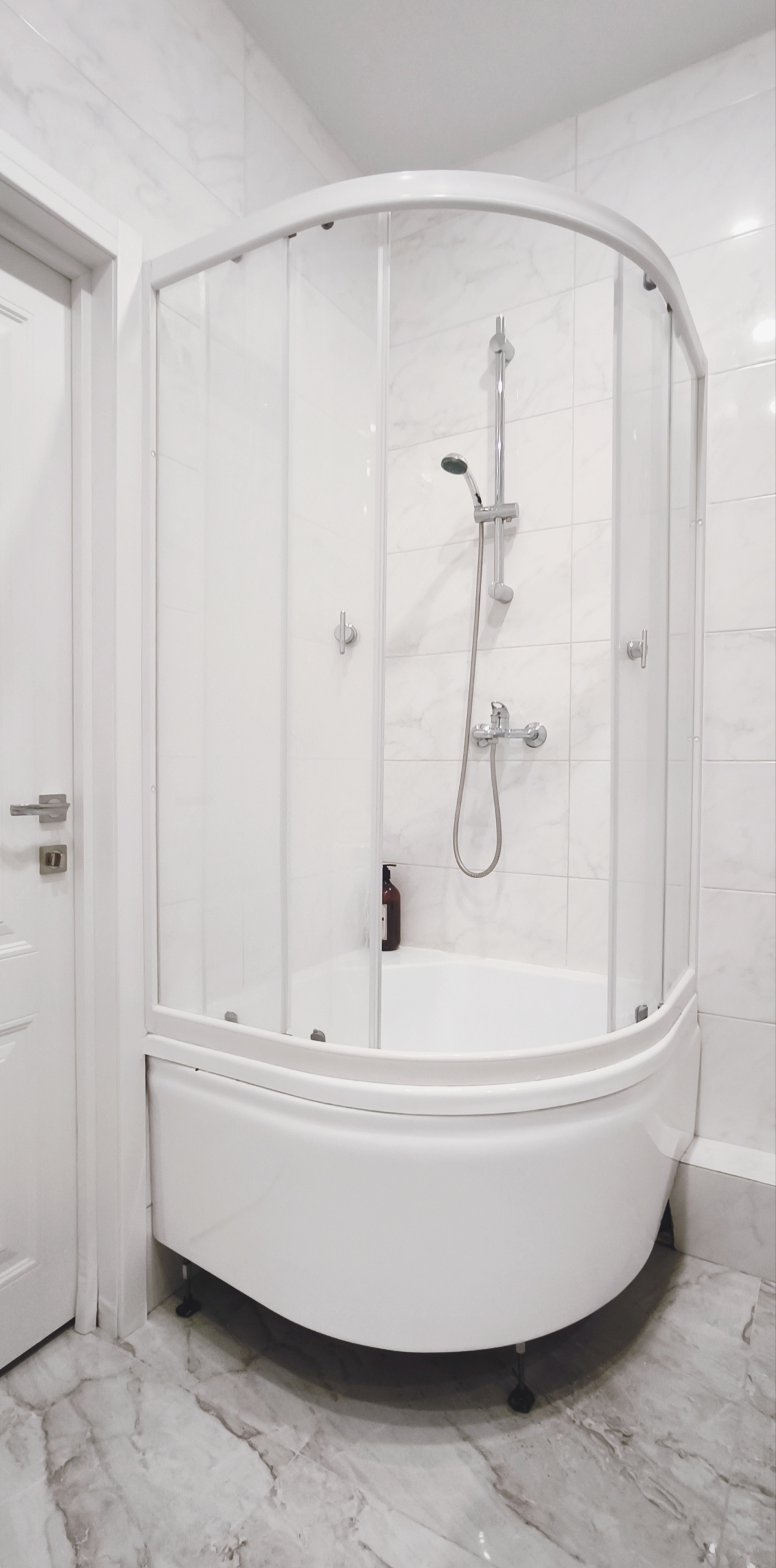 Квартира с большим телевизором и шикарным видом на реку Кубань