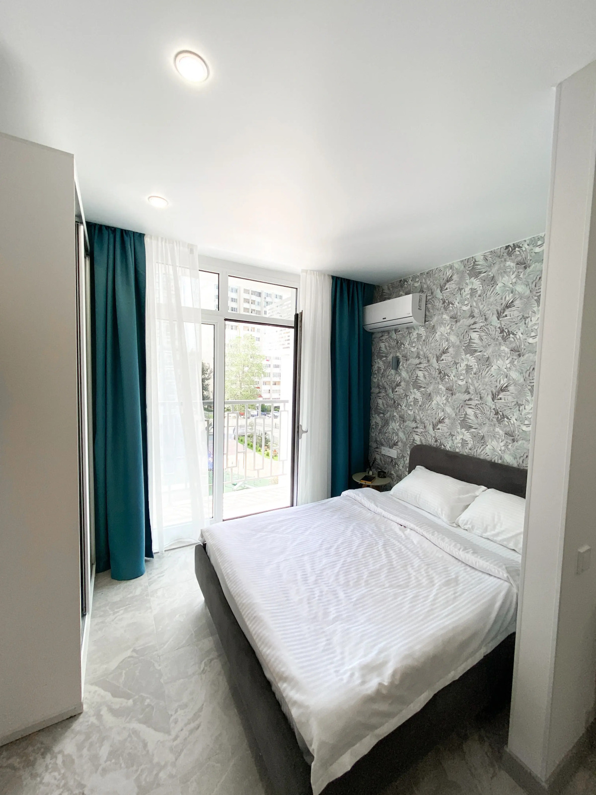 Апартаменты-студия 30 кв.м. с кроватью и балконом, с 3 по 6 этаж