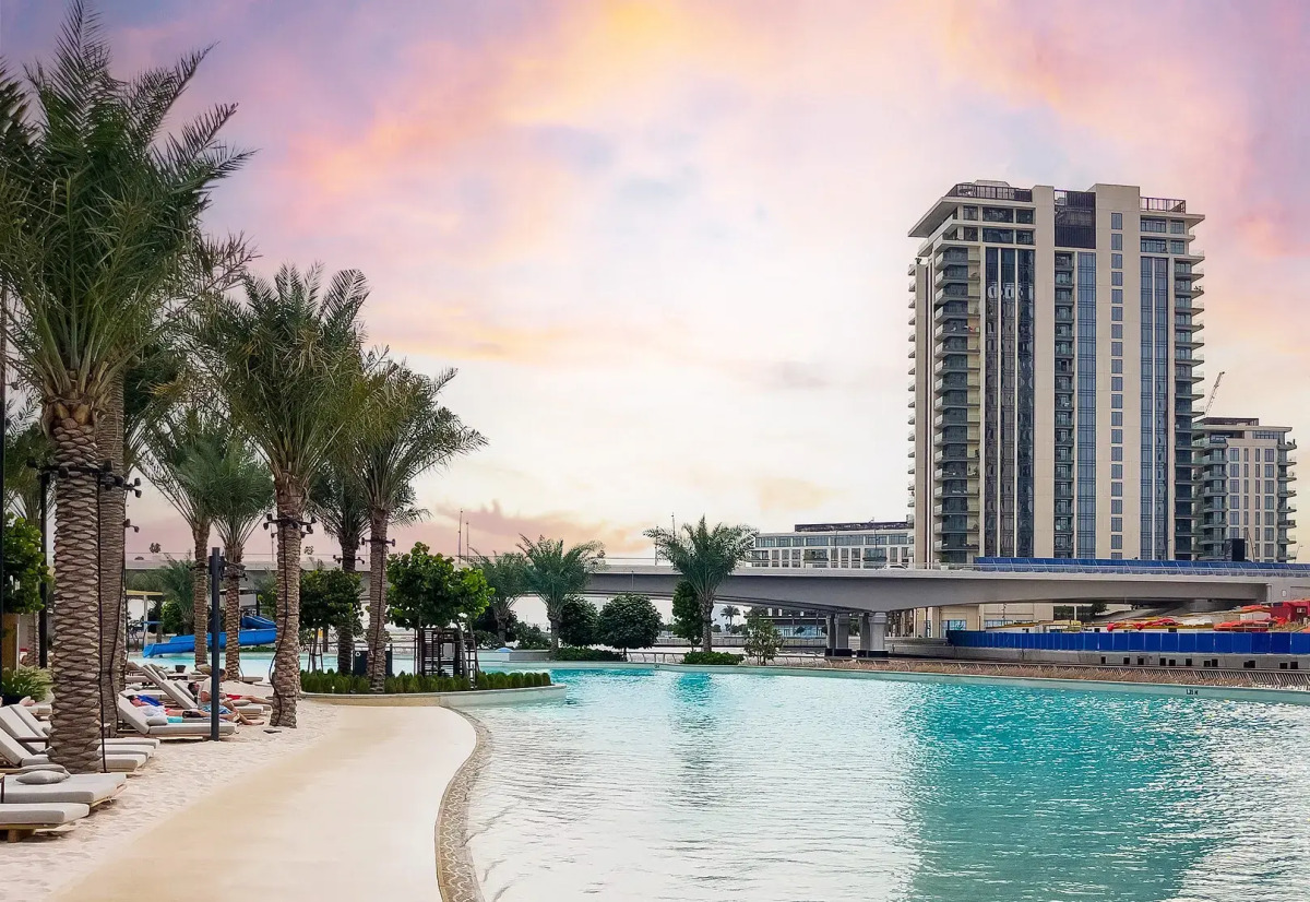 Апартаменты Сozy 1BR at Vida Residences Creek Beach