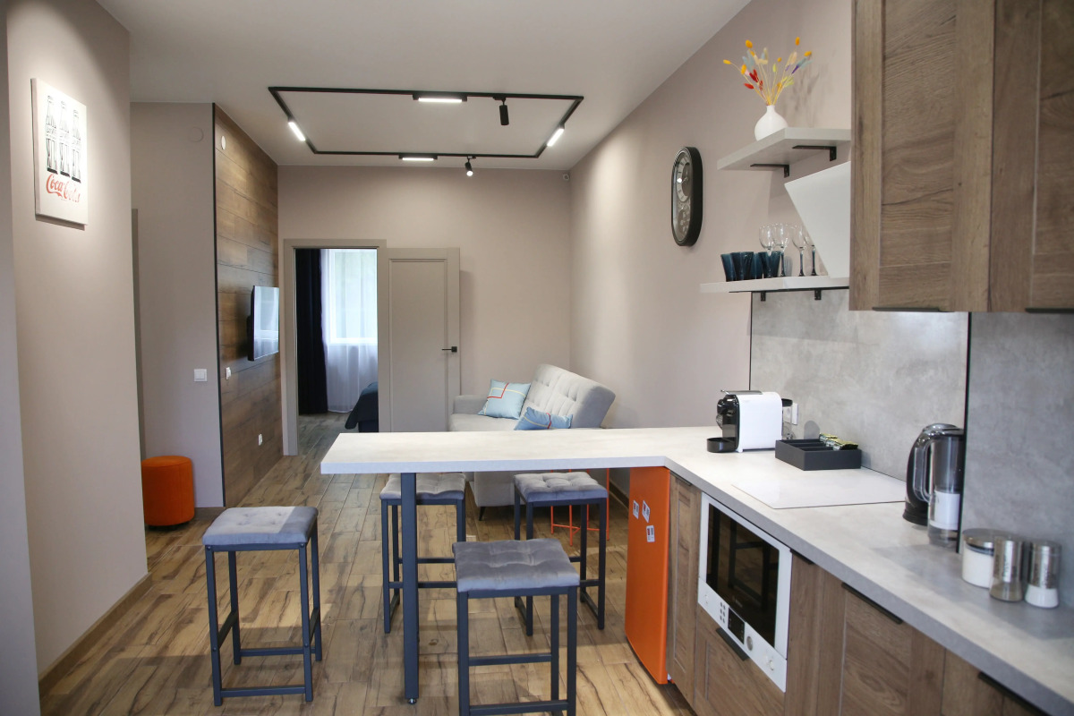 Апартаменты Уорхол - апельсин и капучино в интерьере с собственным двориком для BBQ в 10 минутах от центра
