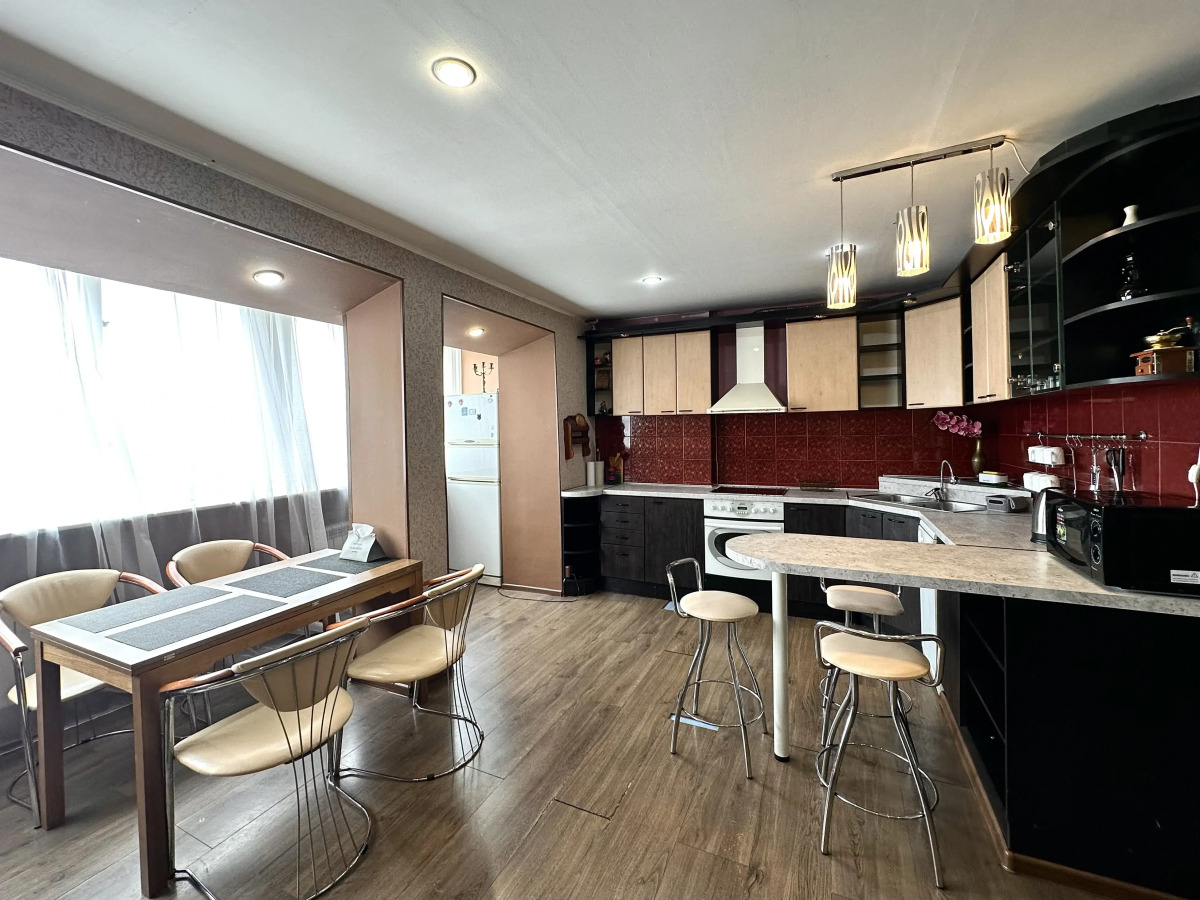 Апартаменты 3х комн на Бестужева 15 в 10 минутах от ЖД вокзала