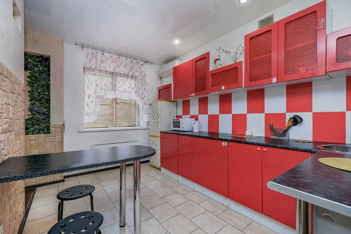 Квартира рядом с Мнтк им. Федорова и Ск Заря