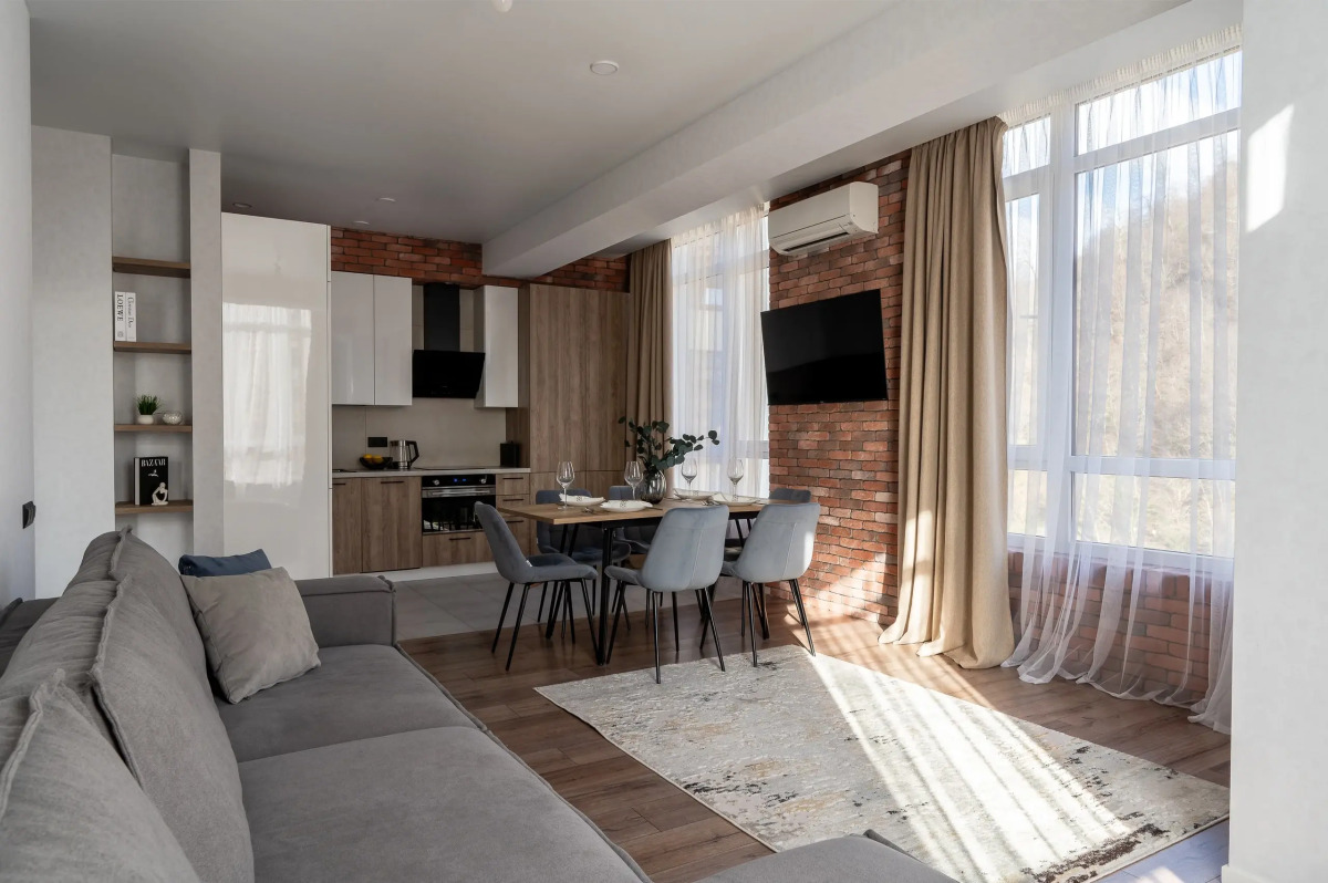 Просторная стильная квартира с видом на горы. Кватро 43