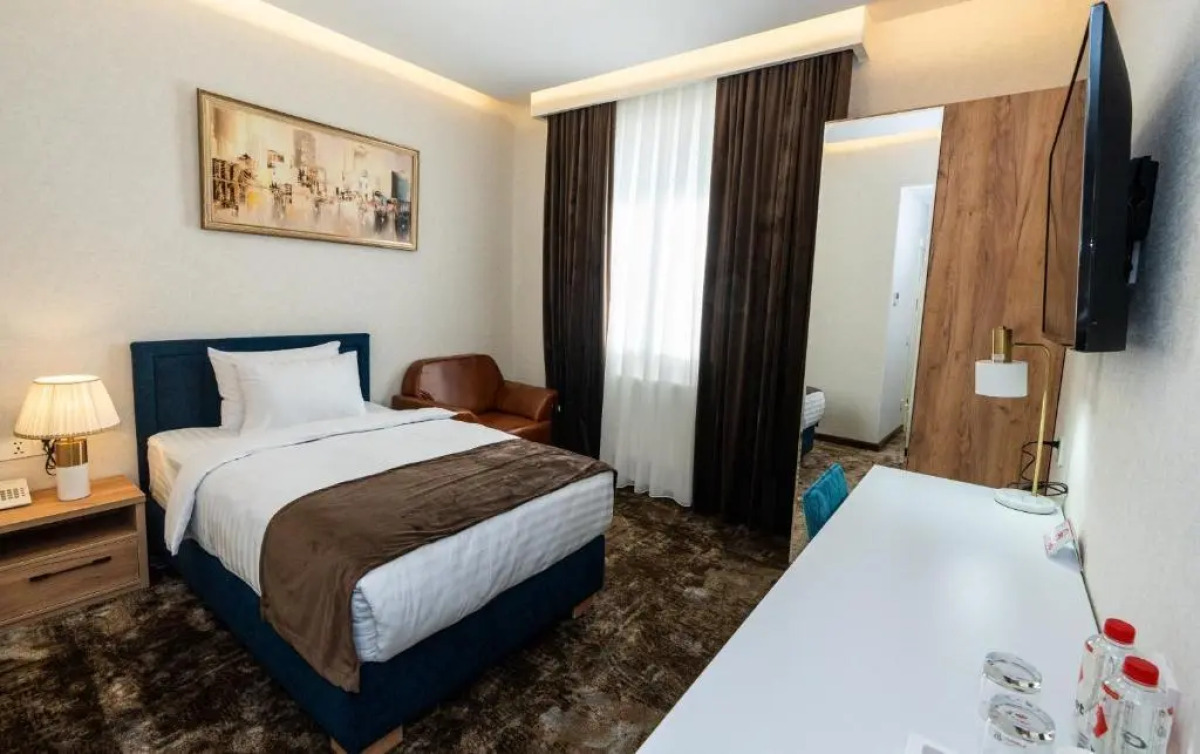 Отель Garnet Mir