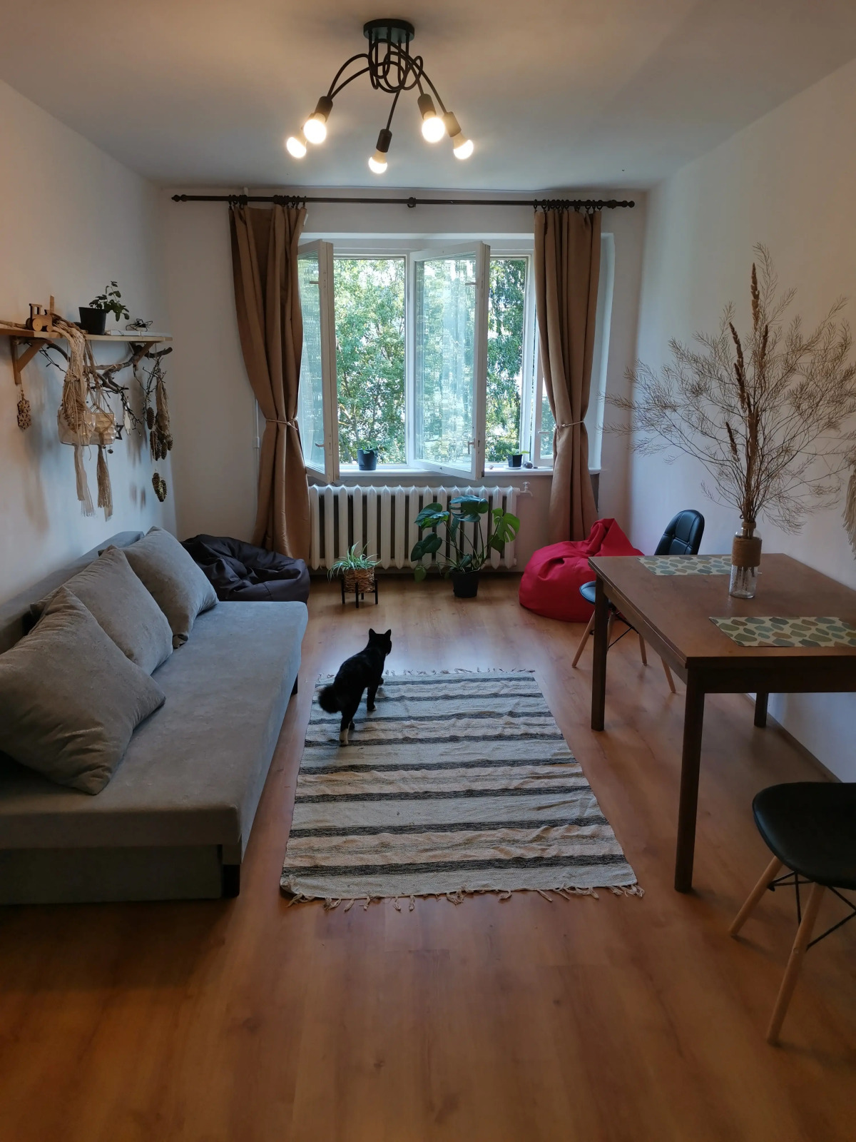 Апартаменты художника у леса