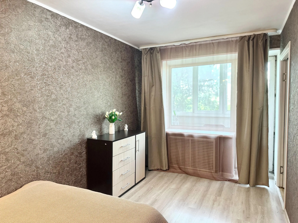 Апартаменты трехкомнатные на Океанском проспекте 140