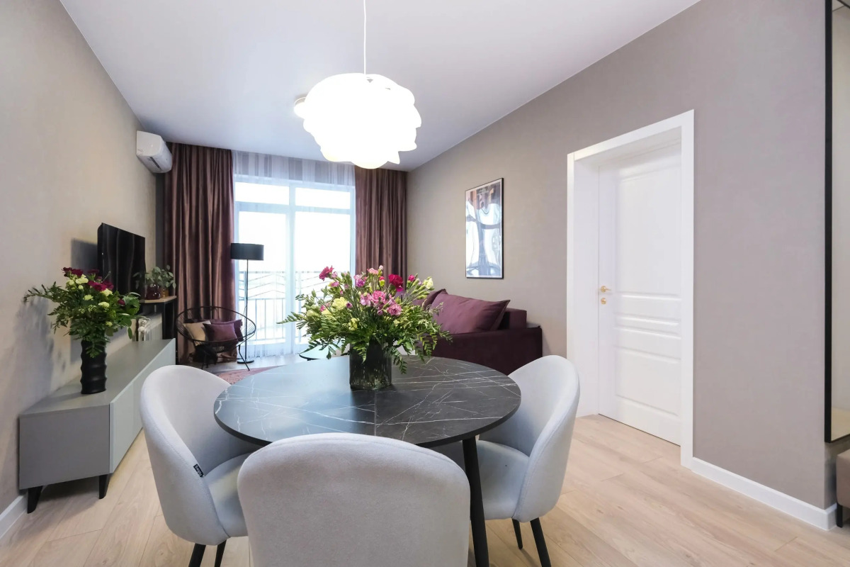 Большая Однокомнатная Квартира с Видом на Реку и Новым Ремонтом