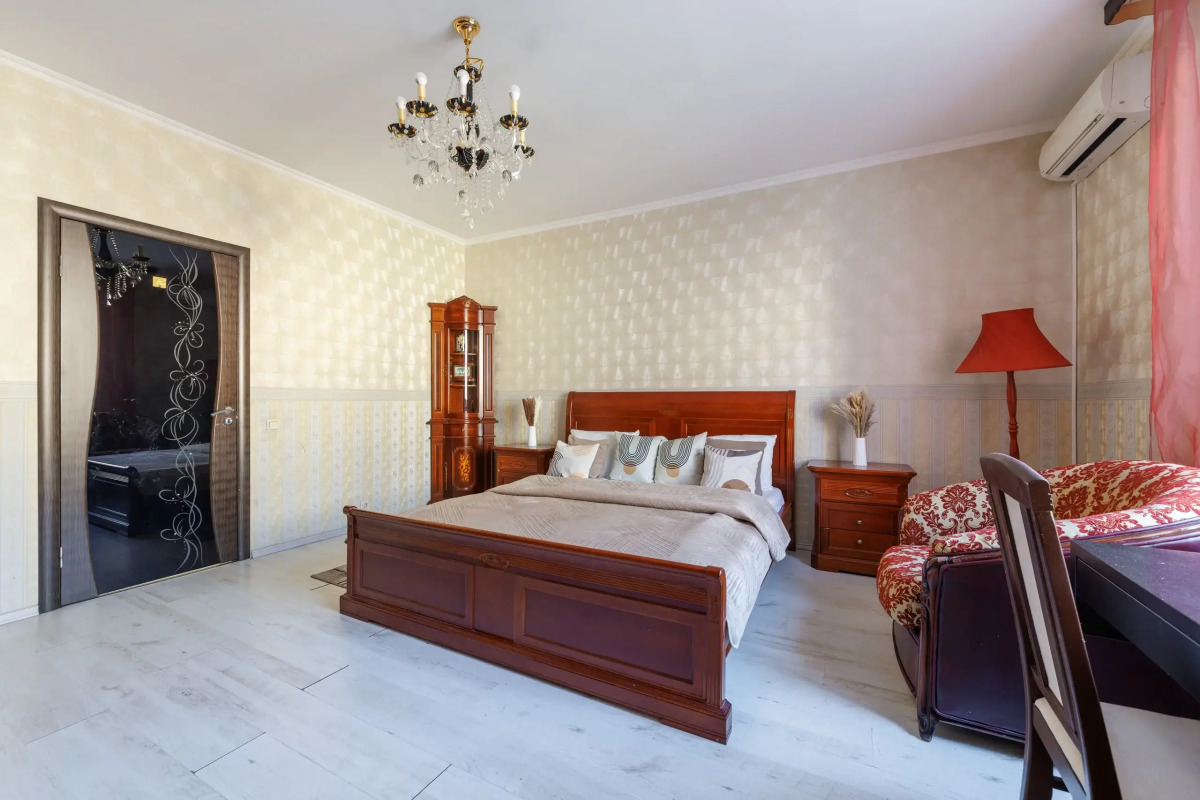 Апартаменты с 3 спальнями на Моисеенко 5 - 8 человек