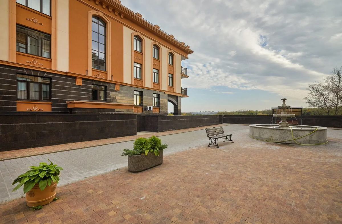 Апартаменты в современном стиле с камином